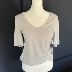 Leith Short Sleeve Scoop Neck Top in Light gray